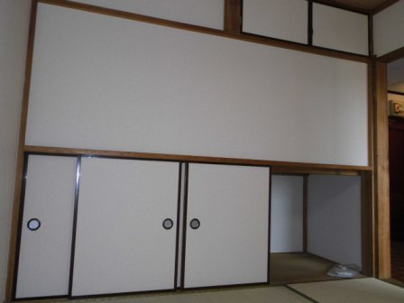 Receipt. Japanese-style storage. The height that easy to store, such as futon.