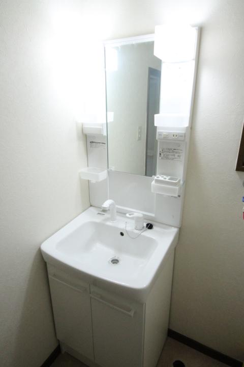 Wash basin, toilet. Shampoo dresser we have a new exchange.