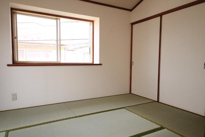 Non-living room. 2F Japanese-style room. It is a two-sided lighting.