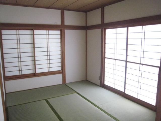 Non-living room. 1F Japanese-style room. Dihedral is daylight bright rooms.
