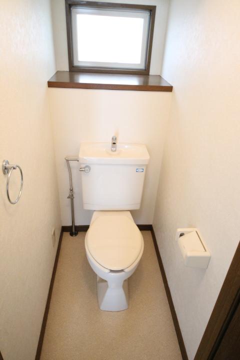 Toilet. 1F toilet. We have instead stuck floor wall new.