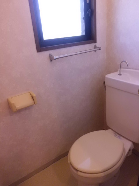 Toilet. toilet. Ventilation with a window is also happy to.