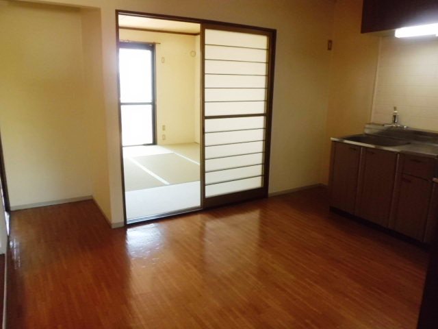 Living and room. Dining which is located in the center of each room. In a field of family reunion.