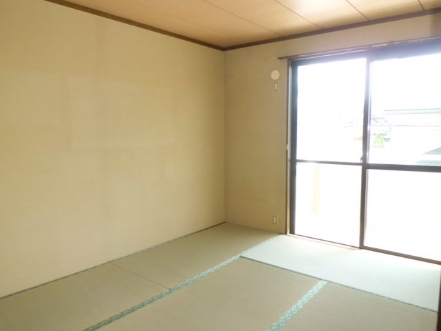 Other room space. Veranda surface 6-mat Japanese-style room. South side of the bright rooms. There is also a closet.