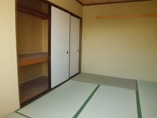 Receipt. Closet of southern Japanese-style room. Storage of 1 between the amount will be used widely rooms.
