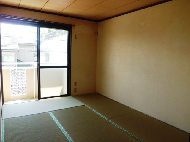 Other room space. DK the side of the Japanese-style room. DK and are separated by a sliding door.