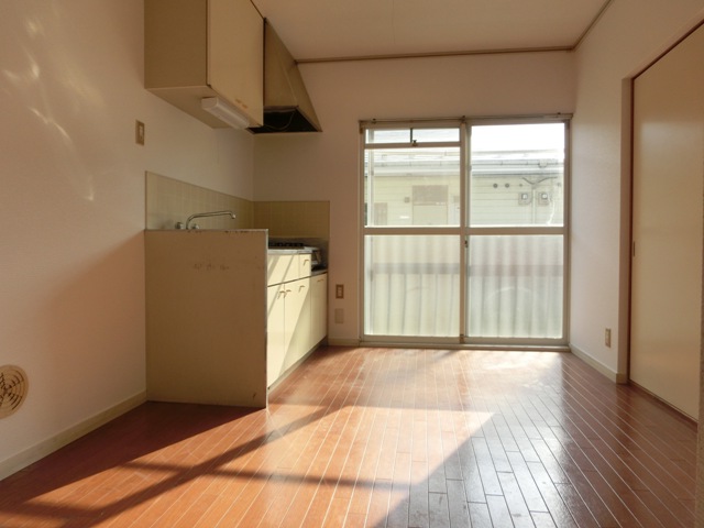 Living and room. Bright veranda surface 6 Pledge DK. Put a dining table