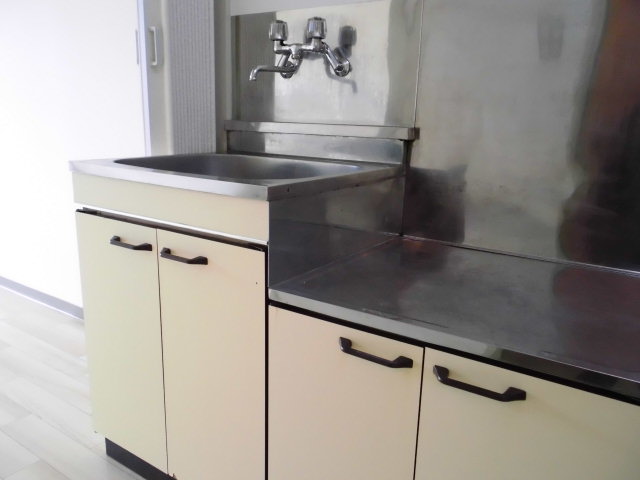 Kitchen. kitchen. Yes lending IH stove. Also take work space