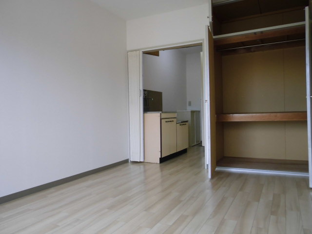Living and room. kitchen ・ With accordion curtain between the living room