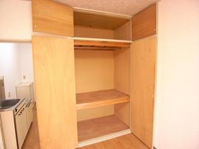 Receipt. Ease clothes storage with a hanger pipe. There is also a upper closet