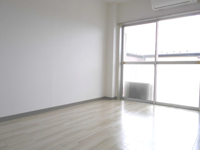 Other room space. 6 Pledge Western-style. Room with a clean sense of the white tones