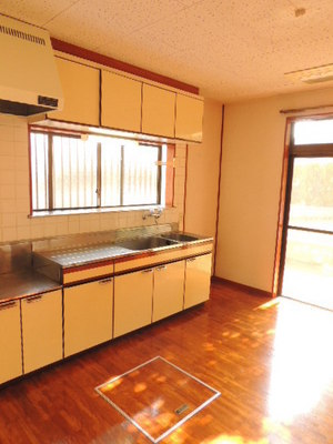 Kitchen. Gas stove 2 burners installed Allowed