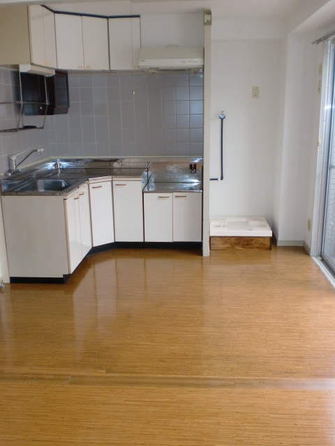 Living and room. Bright room spacious 10.5 Pledge