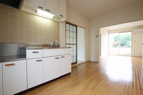 Kitchen. Bright ventilation also OK There is a window in the kitchen aside!