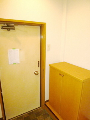 Entrance. There are shoe box
