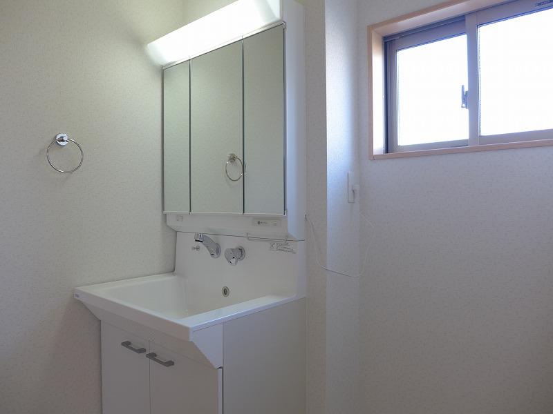 Wash basin, toilet. Local (November 28, 2013) Shooting