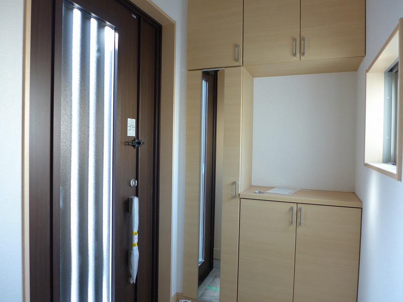 Entrance. Local (November 28, 2013) Shooting