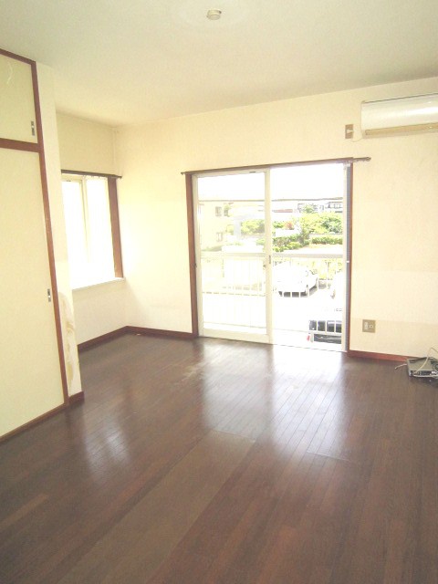 Living and room. With bay window