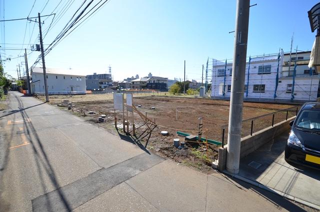 Local photos, including front road. Front road less car street, Your home is also safe with small children. 