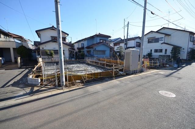 Local appearance photo. Be born in a good location of Sayamagaoka Station 4 minutes walk from new construction two buildings. Both in the corner lot, Car space Thank 2 car. (2013 December 25 shooting)