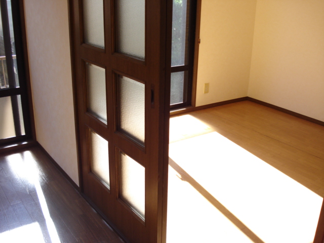 Living and room. Dining and Western-style is easier than ever with back and forth have been separated by a door.