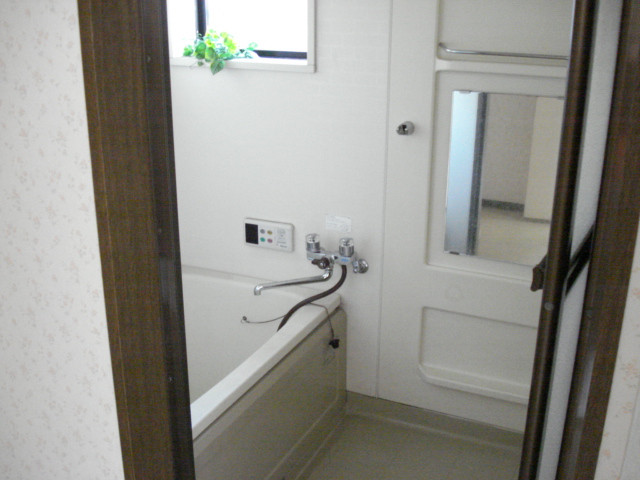 Bath. Bathroom with a small window. Economical add 焚可.