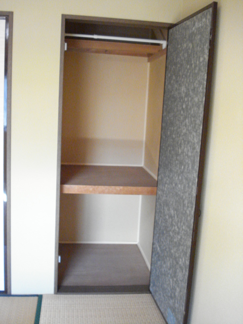Receipt. Closet of Japanese-style room. Clothes will be plenty of hanging with a convenient pipe.