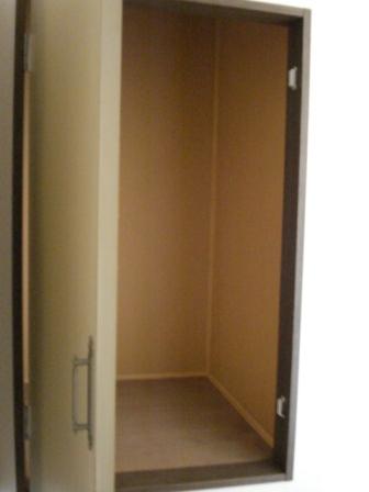 Receipt. Second floor hallway storage. Various how to use such as the season products.