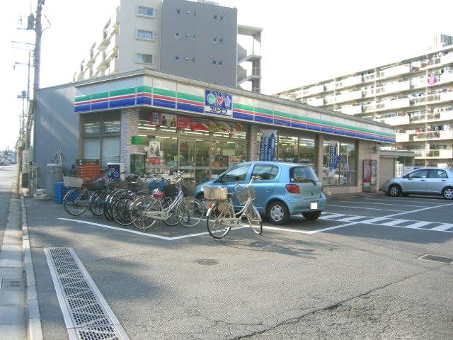 Convenience store. Three F (convenience store) to 350m