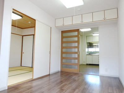 Other room space. Bright rooms