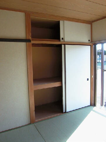 Receipt. Japanese-style closet. You can use To spacious rooms with upper closet.