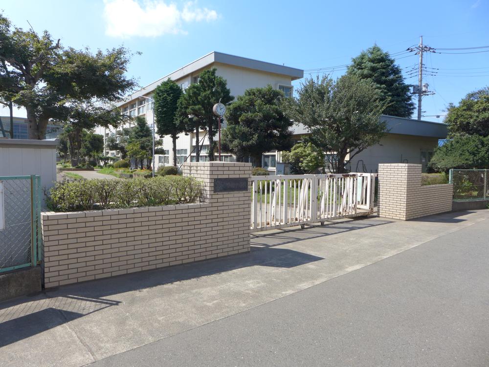 Junior high school. Kotesashi 720m until junior high school
