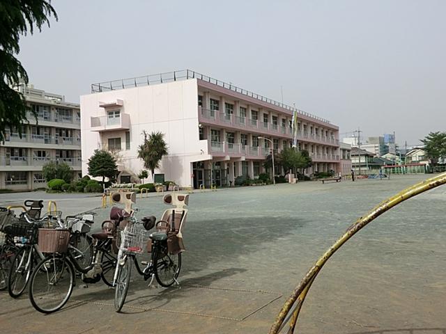 Primary school. 300m to the south elementary school