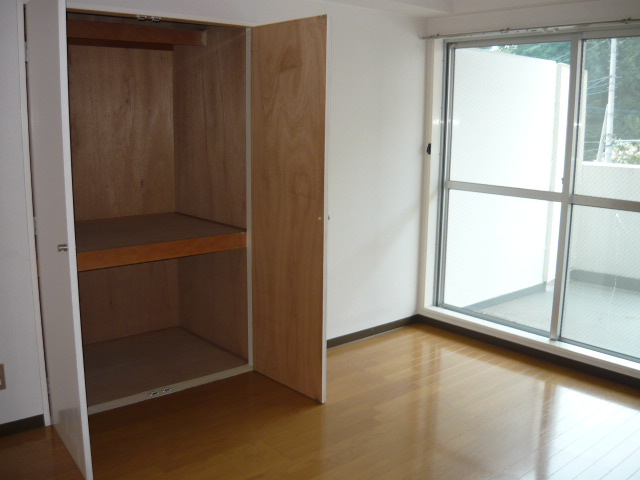 Receipt. Western-style housing. There is also a storage convenient upper