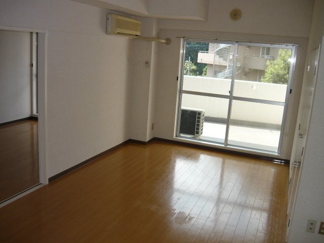 Living and room. 10.5 Pledge spacious living room. In the space of relaxation