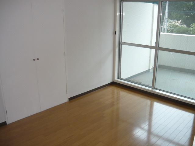 Other room space. 5 Pledge Western-style in the bedroom. Storage is also located convenient