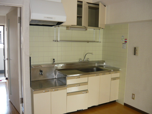 Kitchen. Sink large, Gas stove installed Friendly Kitchen