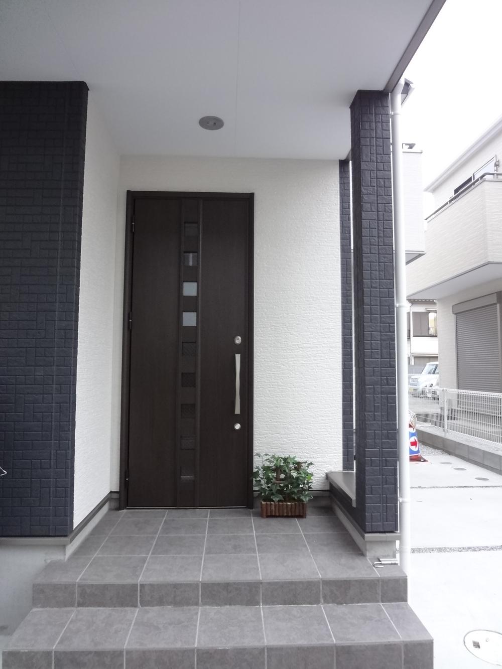 Entrance. Same specifications