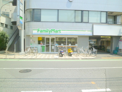 Convenience store. 800m to Family Mart (convenience store)