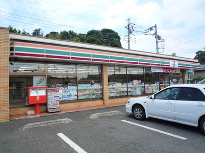 Convenience store. 850m to Seven-Eleven (convenience store)