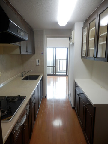 Kitchen. You can pass through from the lavatory side to the LDK.
