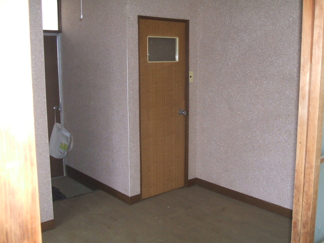 Living and room. It is the space of the kitchen. There is a breadth of 4 tatami.