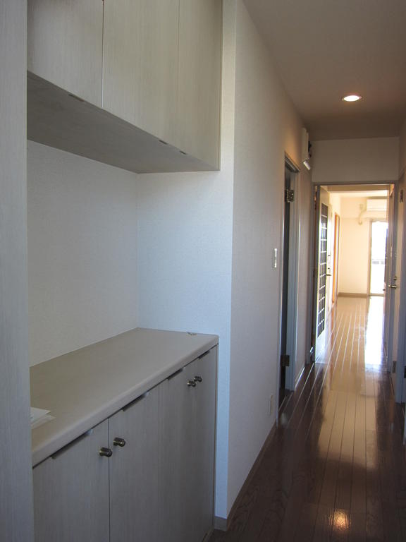 Entrance. Also cupboard located in the up and down