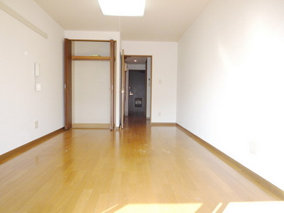 Living and room. Western-style spacious 10 Pledge