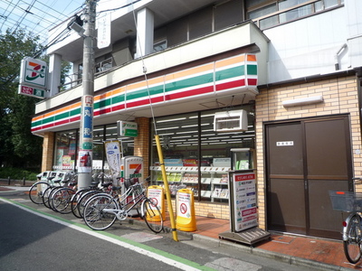 Convenience store. 250m to Seven-Eleven (convenience store)