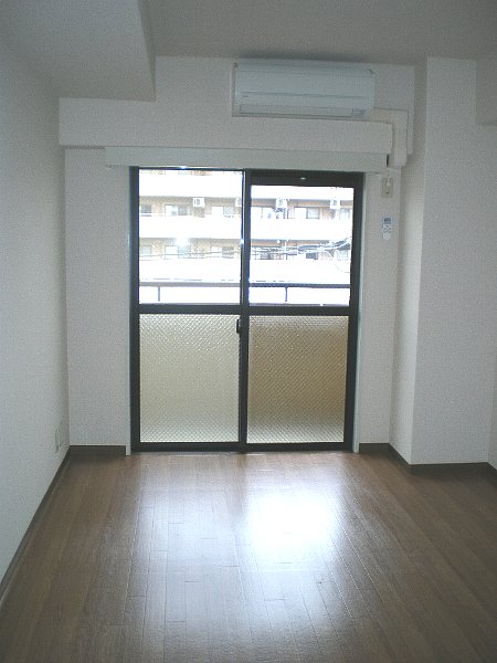 Living and room. Good per sun