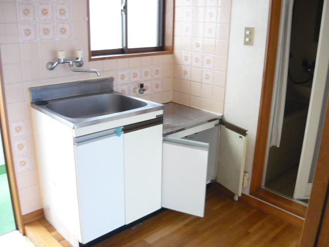Kitchen. A window kitchen ・ Gas stove installation Allowed