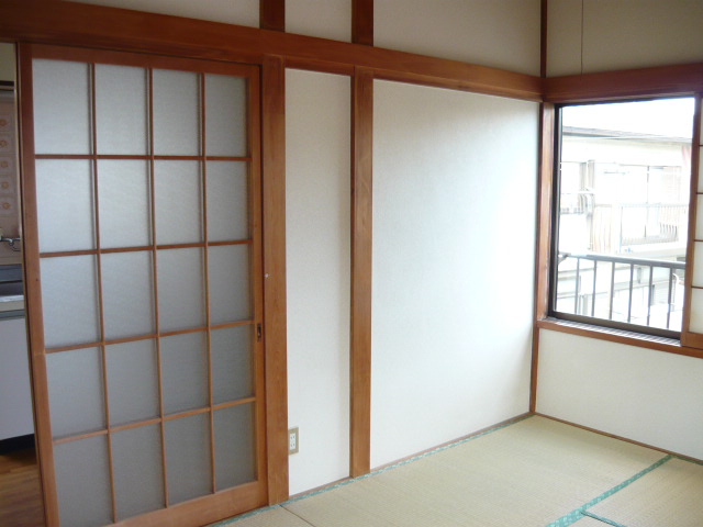 Other room space. Japanese-style room ・ Bright is.