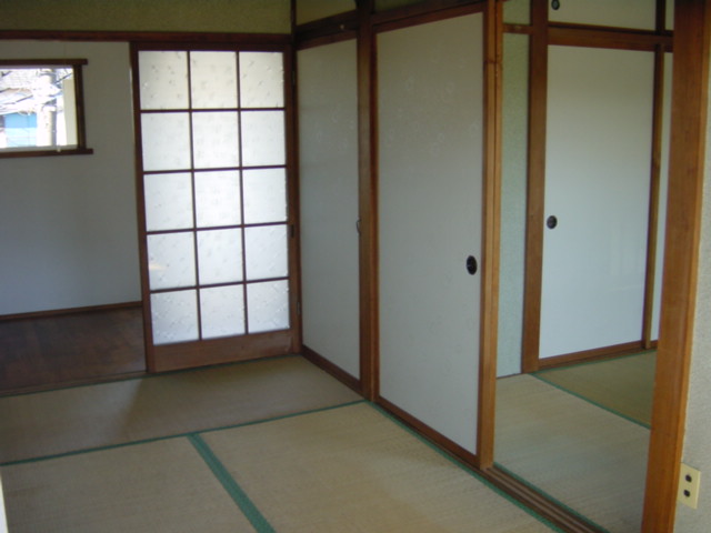Living and room. Current Status: Japanese-style room