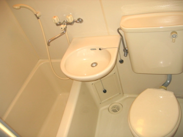 Bath. 3-point unit bus